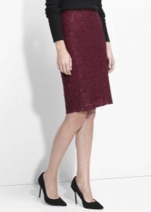 ołówkowa spódnica koronkowa na szpilkach