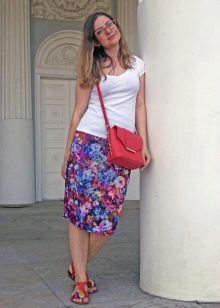 A bright bag and a white tank top combined with a bright skirt