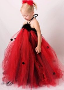 Decoration of a tulle dress with fur