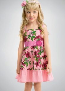 Ausgestelltes Kleid für ein Mädchen von 5 Jahren
