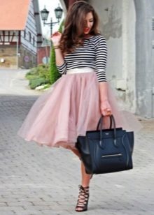 Popularne style i modele letnich spódnic