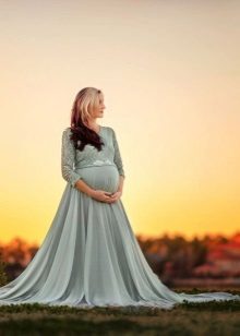 Photoshoot of a pregnant woman in a dress
