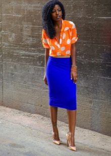 A blue pencil skirt combined with an orange blouse