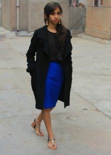 A blue pencil skirt combined with casual sandals
