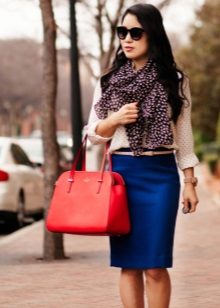 Blue pencil skirt combined with contrasting accessories
