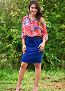 Blue pencil skirt in combination with a red shirt in a color print