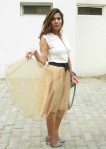 Beige organza skirt with boat shoes
