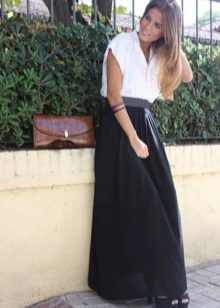 Long skirt half sun on an elastic band with a contrast blouse