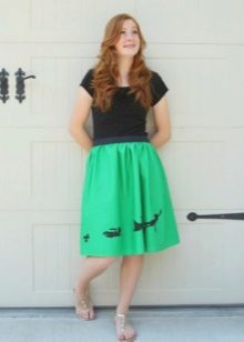 Mid-length half-skirt in elastic with a T-shirt