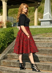 Full skirt sun below the knee