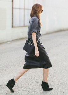 Straight skirt below the knee