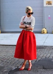 Skirt below the knee with stilettos