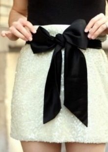 White short skirt with a bow of black color