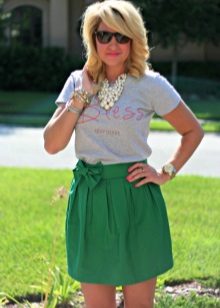 A bow skirt combined with a t-shirt