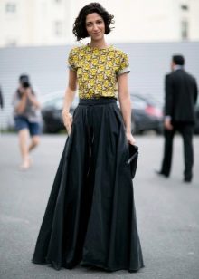 Langt skjørt sol i gulvet i svart