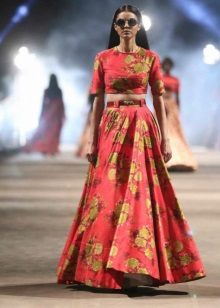 Rødt skjørt sol til gulvet