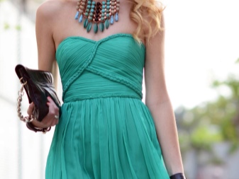 Jewelry for a turquoise dress