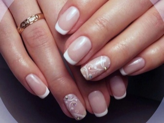 Manicure French under a mustard dress