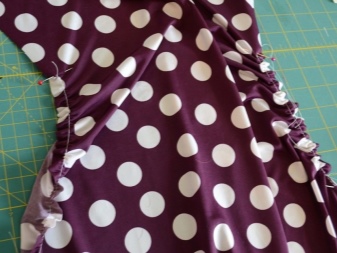 Picking up a seam in a pea dress for pregnant women