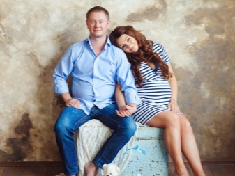 Pruhované šaty pro focení těhotných žen