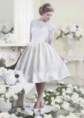 Retro style wedding dress with bell skirt