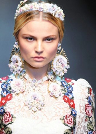 Jóias para um vestido de noiva no estilo russo