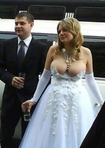 Awful, off-figure wedding dress