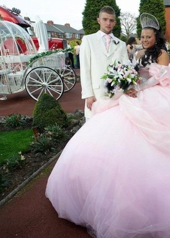 Horrible full skirt wedding dress