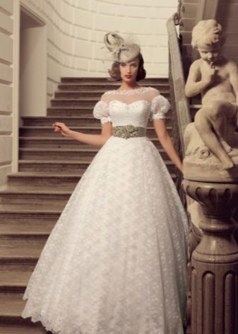 A magnificent wedding dress with sleeves lanterns in retro style