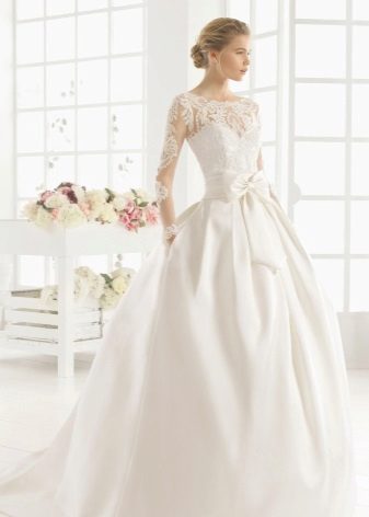 Sleeveless bridal gown