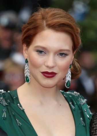 Makeup for a red-haired girl under an emerald dress