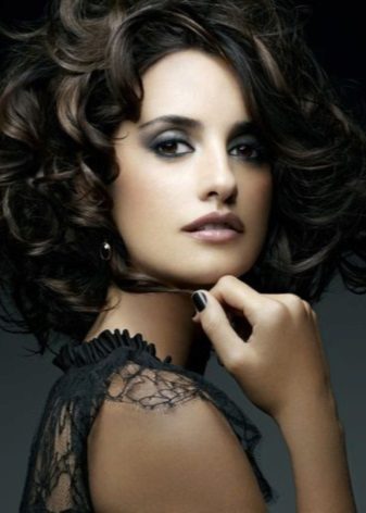 Evening makeup under a black dress