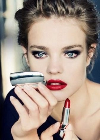 Makeup for an evening black dress