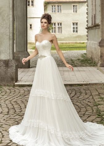 Wedding dress with lace corset is not fluffy