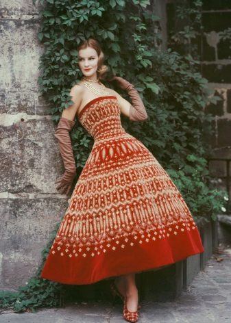 Full-length ankle-length velvet dress