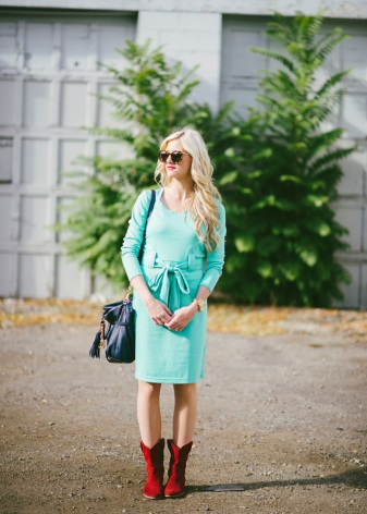 Turquoise dress for autumn and accessories