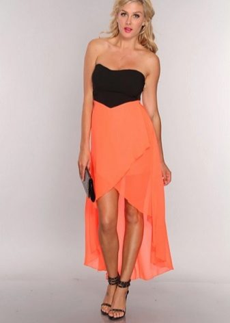 Coral dress with a black bag and sandals