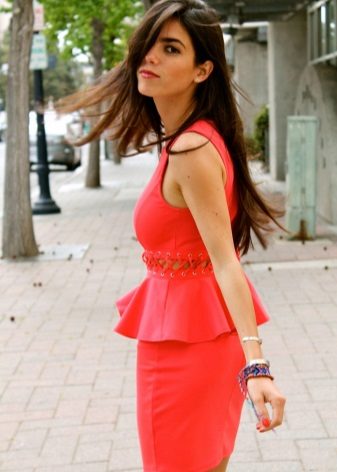 Coral dress for brunette