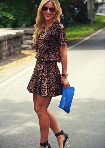 Blue sandals and a clutch for a leopard dress