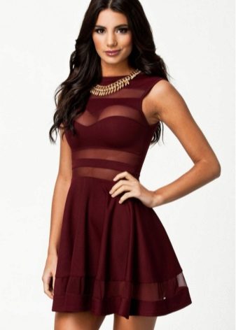 Gold jewelry for a dress of wine color