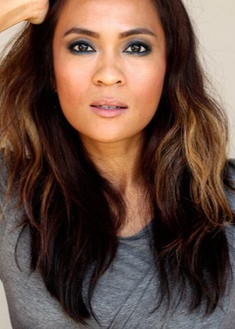 Mysterious makeup for gray dress