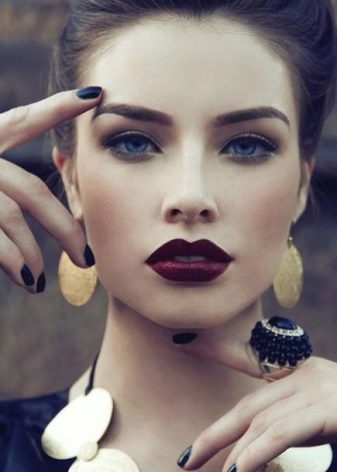 Gold jewelry in a navy blue dress