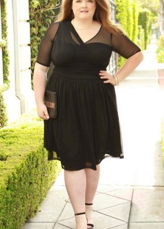 Black dress for full combined with fabrics of different textures