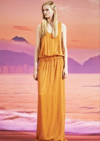 Berpakaian untuk berambut perang di atas lantai