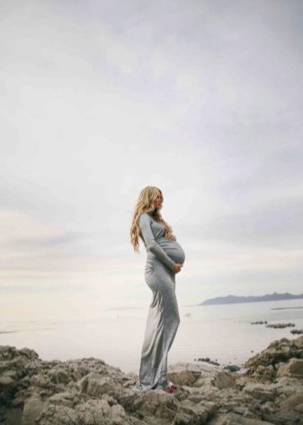 Photoshoot of a pregnant woman in a dress