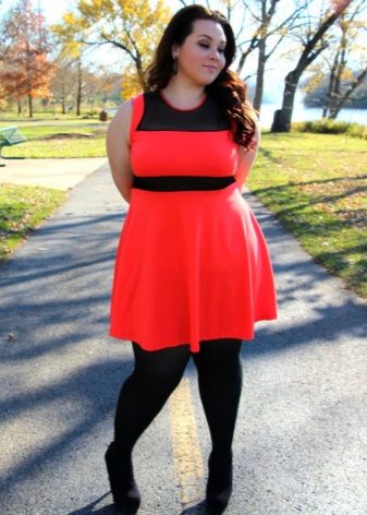 Red dress for overweight women combined with a black neck and a black belt
