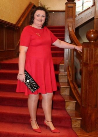 Red dress for overweight women with red shoes and a black clutch