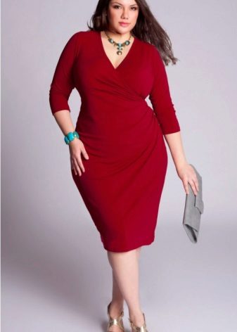 Chubby woman in a red dress with a gray clutch and gold sandals
