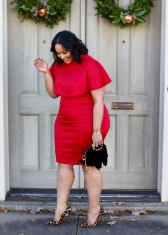 Red dress for overweight women in combination with a black handbag and leopard high-heeled shoes