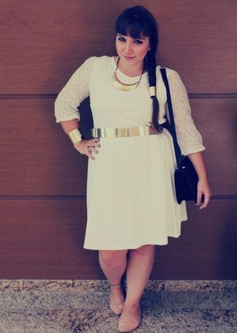 Suitable accessories for dresses for obese women of short stature